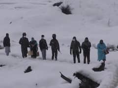 LoC Covid Vaccination: कडाक्याच्या थंडीत बारामुल्लासह जम्मू आणि काश्मीरमध्ये लसीकरण