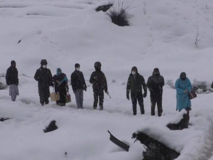 एएनआय या वृत्तसंस्थेने नुकतेच या बर्फाळ प्रदेशात सुरू असलेल्या लसीकरणाचे काही फोटो आणि व्हिडीओ शेअर केले आहेत.
