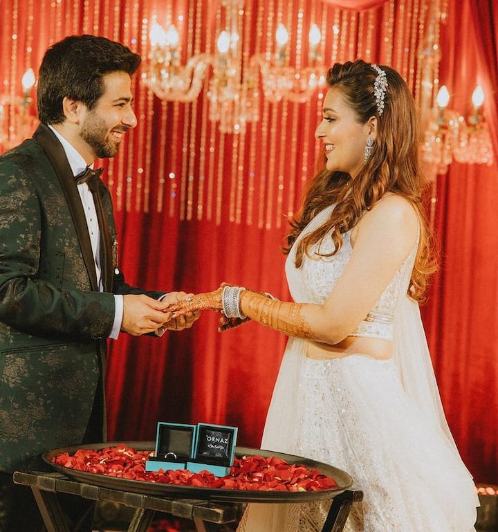 रिपोर्ट्स की माने तो मानसी और कपिल की शादी 22 जनवरी को हो गई है. सगाई और संगीत का फंक्शन शुक्रवार की रात को हुआ था जिसकी तस्वीरें मानसी ने शेयर की हैं. फोटोज में मानसी और कपिल अपनी रिंग फ्लॉन्ट करते नजर आ रहे हैं. (फोटो- सोशल मीडिया)