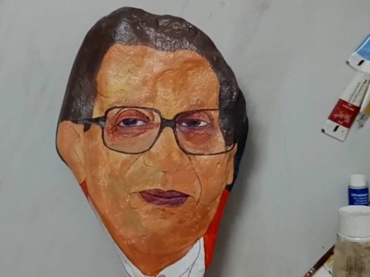 कणकवली मधील गडनदी मध्ये मिळणाऱ्या नैसर्गिक दगडाला कोणत्याही प्रकारचा आकार न देता दगडातून बोलकी कलाकृती सुमन नेहमी साकारत असतात.