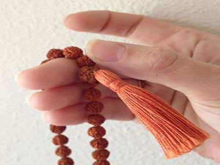 Rules of Garland: मंत्र जाप के लिए सही माला का होना है जरूरी, जान लें किस देवता के लिए कौन-सी माला का करें इस्तेमाल rules of mala know which garland use for which god Rules of Garland: मंत्र जाप के लिए सही माला का होना है जरूरी, जान लें किस देवता के लिए कौन-सी माला का करें इस्तेमाल