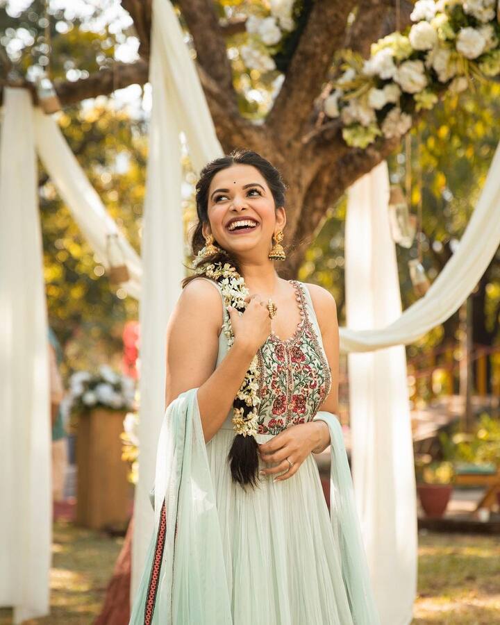 मितालीने नुकतेच रोहित राऊत आणि जुईली जोगळेकरच्या लग्नसोहळ्यातील फोटो शेअर केलेत.