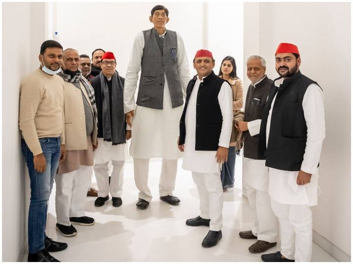 Uttar Pradesh Lucknow tallest person of the country came out on the streets with the flag of Samajwadi party for Campaigning UP Election 2022: सपा का झंडा लेकर जब सड़कों पर निकला देश का सबसे लंबा शख्स, बताया कहां से लड़ना चाहता है चुनाव