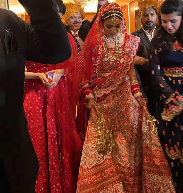 बारीक कढ़ाई वाले लाल लहंगे के साथ मानसी ने हैवी ज्वैलरी और खूबसूरत सी मुस्कान अपने चेहरे पर सजाई हुई थी.