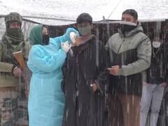 LoC Covid Vaccination: कडाक्याच्या थंडीत बारामुल्लासह जम्मू आणि काश्मीरमध्ये लसीकरण