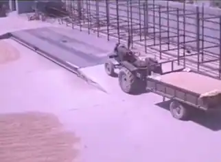 ਨਾਰਾਜ਼ ਹੋਇਆ ਧੁੱਪ 'ਚ ਖੜ੍ਹਾ ਟ੍ਰੈਕਟਰ, ਆਪਣੇ ਆਪ ਹੀ ਚੱਲਿਆ, ਮੰਨੋ ਡ੍ਰਾਈਵਰ ਨੂੰ ਕਹਿ ਰਿਹਾ ਸੀ- ਤੂੰ ਆਉਂਦਾ ਕਿ ਮੈਂ ਜਾਵਾਂ..