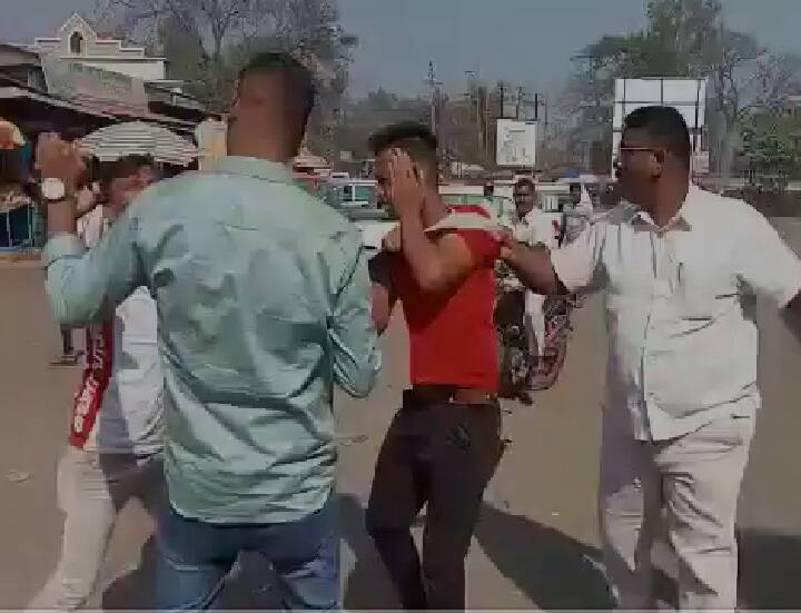 Tik Tok Video: Video taken as a joke on Tik Tok, youth beaten in Murbad Tik Tok Video : टिकटॉकवर गंमत म्हणून व्हिडीओ काढणं महागात, मुरबाडमध्ये तरुणांना बेदम मारहाण