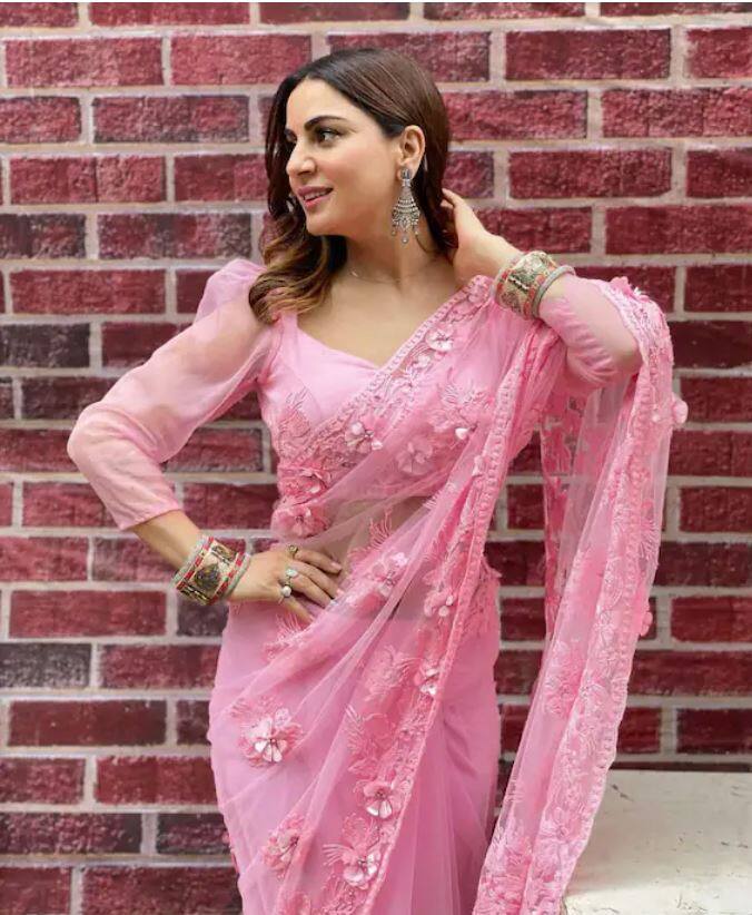 ਖੁੱਲ੍ਹੇ ਵਾਲ ਅਤੇ ਘੱਟ ਤੋਂ ਘੱਟ ਮੇਕਅੱਪ 'ਚ ਵੀ Shraddha ਦਾ ਸਟਨਿੰਗ ਲੁੱਕ ਤੁਸੀਂ ਵੀ ਅਪਣਾ ਸਕਦੇ ਹੋ।