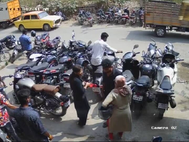 A couple who escaped by claiming to be driving a bullet in Salem. Watch video: சேலம்: புல்லட்டை ஓட்டிப்பார்ப்பதாக கூறி எஸ்கேப் ஆன காதல் ஜோடி... வசமாக சிக்கிய மற்றொரு ஜோடி