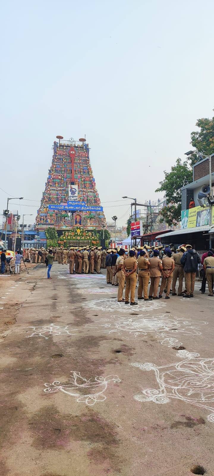 தமிழ்நாடு அரசு பிறப்பிக்கப்பட்ட ஞாயிற்றுகிழமை ஊரடங்கு காரணமாகவும் சென்னை வடபழனி முருகன் கோவிலில் பக்தர்களுக்கு அனுமதி மறுக்கப்பட்டுள்ளது.