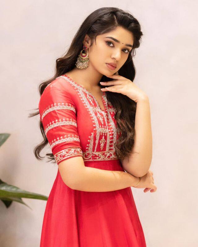 తన క్యూట్ లుక్స్ తో యూత్ ని ఫిదా చేసింది.(Photo Courtesy: Instagram)