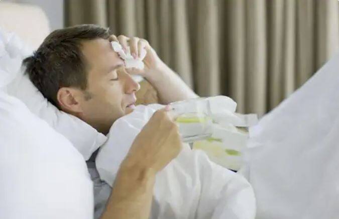 Omicron Variant: ਕੋਰੋਨਾ ਦੇ Omicron ਵੇਰੀਐਂਟ ਨੇ ਦੁਨੀਆ ਭਰ ਵਿੱਚ ਕਹਿਰ ਮਚਾ ਦਿੱਤਾ ਹੈ। Omicron ਦੇ ਵਧ ਰਹੇ ਮਾਮਲਿਆਂ ਦੇ ਵਿਚਕਾਰ, ਸਿਹਤ ਅਧਿਕਾਰੀਆਂ ਨੇ ਚੇਤਾਵਨੀ ਦਿੱਤੀ ਹੈ ਕਿ ਨਵੇਂ ਰੂਪ ਨੂੰ ਹਲਕੇ ਵਿੱਚ ਨਾ ਲਓ। SARs-COV-2 ਵਾਇਰਸ ਦੇ ਜ਼ਿਆਦਾਤਰ ਮਰੀਜ਼ਾਂ ਵਿੱਚ ਜ਼ੁਕਾਮ ਵਰਗੇ ਲੱਛਣ ਦਿਖਾਈ ਦੇ ਰਹੇ ਹਨ। ਮਾਹਰ ਅਹਿਤਾਆਤੀ ਉਪਾਅ ਕਰਨ ਦੀ ਸਿਫਾਰਸ਼ ਕਰਦੇ ਹਨ ਤੇ ਇਨਫੈਕਟਡ ਵਿਅਕਤੀਆਂ ਨੂੰ ਖੁਦ ਨੂੰ ਆਈਸੋਲੇਟ ਰੱਖਣ ਦੀ ਸਲਾਹ ਦੇ ਰਹੇ ਹਨ।