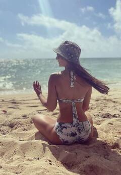 બહામાસમાં Kim Sharmaએ ઉજવ્યો જન્મદિવસ, બિકિનીમાં આપ્યા પોઝ