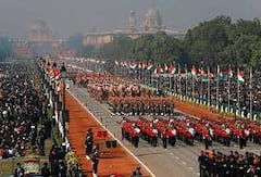 Republic Day: কুয়াশাচ্ছন্ন আবহাওয়াতেই প্রজাতন্ত্র দিবসের কুচকাওয়াজের মহড়া দিল্লির রাজপথে। Bangla News