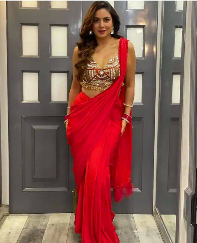 ਵਿਆਹ ਦੇ ਬਾਅਦ ਅਕਸਰ Shraddha Arya ਨੂੰ Red Sari 'ਚ ਦੇਖਿਆ ਜਾ ਰਿਹਾ ਹੈ, ਉਹ ਸਾੜੀ ਨਾਲ Stylish ਬਲਾਊਜ਼ ਪਾ ਕੇ ਬੇਹੱਦ Glamourous ਦਿਖਾਈ ਦਿੰਦੀ ਹੈ।