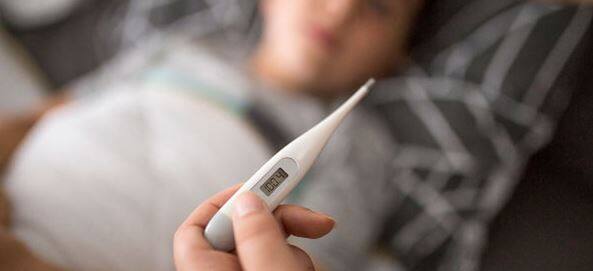 डेल्टा वेरिएंट के मुकाबले ओमिक्रोन कम गंभीर माना जा रहा है. हालांकि, ये वेरिएंट डेल्टा स्ट्रेन से 4 गुना तेजी से फैलता है जो चिंता का विषय है. वहीं इस वेरिएंट के लक्षण सामान्य सर्दी से मिलते-जुलते है जिस कारण लोगों को इसके बीच अंतर देख पाना मुश्किल साबित होता है.