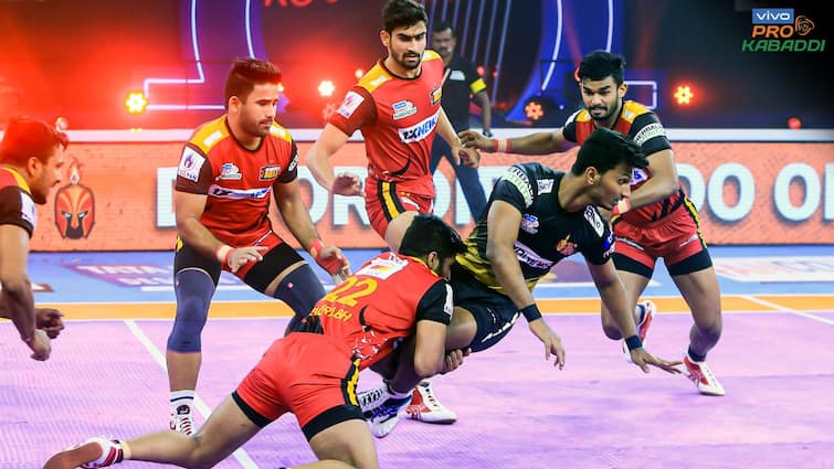 Pro Kabaddi League: तेलुगू टाइटंस को हराकर जीत की पटरी पर लौटी बेंगलुरु बुल्स, पवन सहरावत ने पूरा किया 10वां सुपर 10