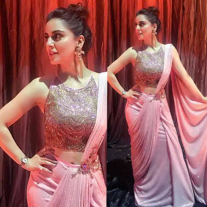 Shardha Aarya ਚੰਗੀ ਤਰ੍ਹਾਂ ਜਾਣਦੀ ਹੈ ਕਿ ਸਾੜੀ 'ਚ ਕਿਵੇਂ Modern ਅਤੇ Glamourous ਦਿਖਿਆ ਜਾਵੇ। ਅਜਿਹੇ 'ਚ ਉਹ ਟਵਿਸਟ ਨਾਲ ਸਾੜ੍ਹੀ ਪਹਿਨਦੀ ਹੈ।