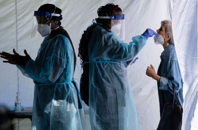 दक्षिण अफ्रीकी मेडिकल एसोसिएशन के अध्यक्ष डॉ एंजेलिक कोएत्ज़ी, जो ओमिक्रोन वेरिएंट की खोज करने वाली हैं उन्होंने कहा कि इस वेरिएंट में ऐसे मरीज नहीं मिले जिन्होंने खान में स्वाद खो दिया हो. उन्होंने कहा कि ना तो मरीजों में तेज बुखार, बंद नाक, खराब गला जैसे लक्षण देखने को मिले हैं. उन्होंने बताया कि ये ओमिक्रोन और डेल्टा के बीच एक बड़ा अंतर है.