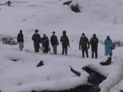 बर्फ की चादर में लिपटी वादियां, देखिए Jammu Kashmir में बर्फबारी की ताजा और खूबसूरत तस्वीरें