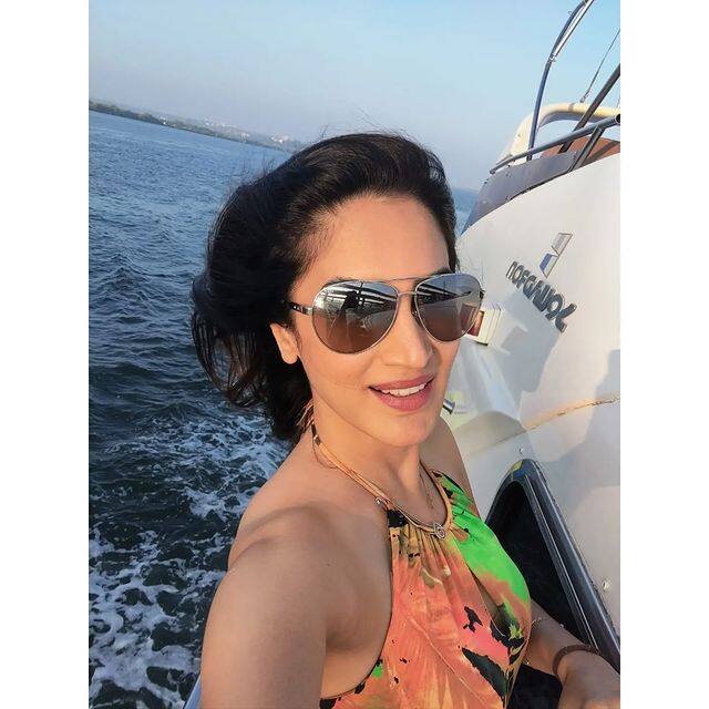 मराठी चित्रपटसृष्टीतील अभिनेत्री स्मिता गोंदकर चाहत्यांसोबत नेहमी आपले फोटो शेअर करते.