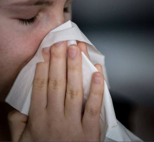 शीर्ष विशेषज्ञों ने ओमिक्रोन वेरिएंट में हाई इंफेक्टविटी रेट होने का बात की है. हालांकि शुरुआती अध्ययनों में पता चला कि ये नया वेरिएंट काफी हल्का है. बुखार, गले में खराश, शरीर में दर्द, रात को पसीना, उल्टी और भूख न लगना जैसे लक्षण शरीर में ओमिक्रोन की उपस्थिति के संकेत देते हैं.