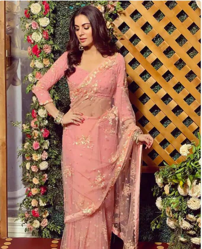 ਖੁੱਲ੍ਹੇ ਵਾਲ ਅਤੇ ਘੱਟ ਤੋਂ ਘੱਟ ਮੇਕਅੱਪ 'ਚ ਵੀ Shraddha ਦਾ ਸਟਨਿੰਗ ਲੁੱਕ ਤੁਸੀਂ ਵੀ ਅਪਣਾ ਸਕਦੇ ਹੋ।