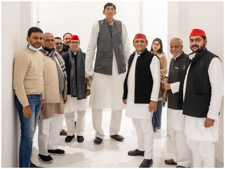 UP Assembly Election 2022 tallest man of India Dharmendra Pratap Singh jio Samajwadi Party UP Election 2022 : समाजवादी पार्टी को मिला देश के सबसे लंबे आदमी का साथ, जानिए उसके बारे में सबकुछ