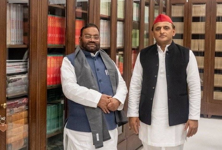 अब स्वामी प्रसाद मौर्य अखिलेश यादव के साथ सपा में आ गए हैं और उनकी बेटी संघमित्रा मौर्य भाजपा में ही हैं.