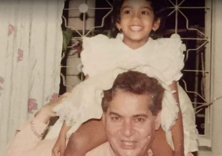 Arpita khan sharma childhood photo with her dad salim khan Salman Khan Sister Guess Who: Salim Khan के कंधे पर बैठी कौन है ये बच्ची, सगी बेटी से भी गहरा है इस बच्ची के साथ इनका रिश्ता