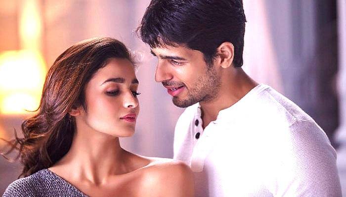 सिद्धार्थ (Siddharth Malhotra) और आलिया (Alia Bhatt) दोनों ने अपना बॉलीवुड करियर एक साथ स्टूडेंट ऑफ द ईयर से शुरू किया था. दोनों के लव अफेयर की खबरें पहली मूवी से आना शुरू हो गई थीं, पर बाद में दोनो ने ये कन्फर्म किया कि वो दोनो बस बेहद अच्छे दोस्त थे.