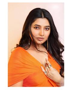 Prajakta Mali: प्राजक्ताचा क्लासी अंदाज; नारंगी ड्रेसमध्ये दिसतेय खास!