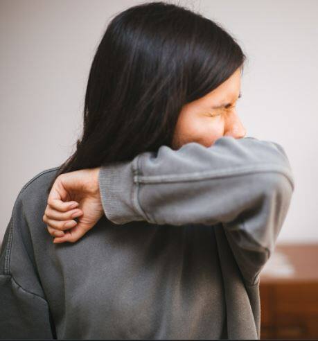 डॉक्टर के अनुसार ओमिक्रोन के लगभग 20 लक्षण बताए गए हैं. जिनमें से नाक बहना और सिरदर्द सबसे आम है. डॉक्टर इन लक्षणों से पीड़ित रोगियों को सलाह देती हैं कि वे इसे नियमित सर्दी के रूप में ना लें इसकी तुरंत जांच करवाएं.