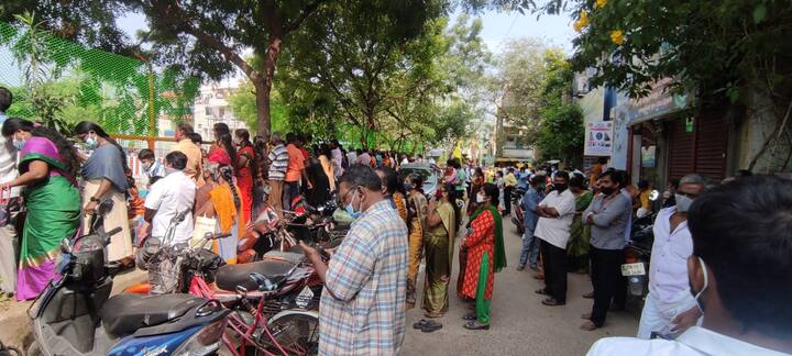 கும்பாபிஷேகத்தை தரிசிக்க காத்திருக்கும் பக்தர்கள்