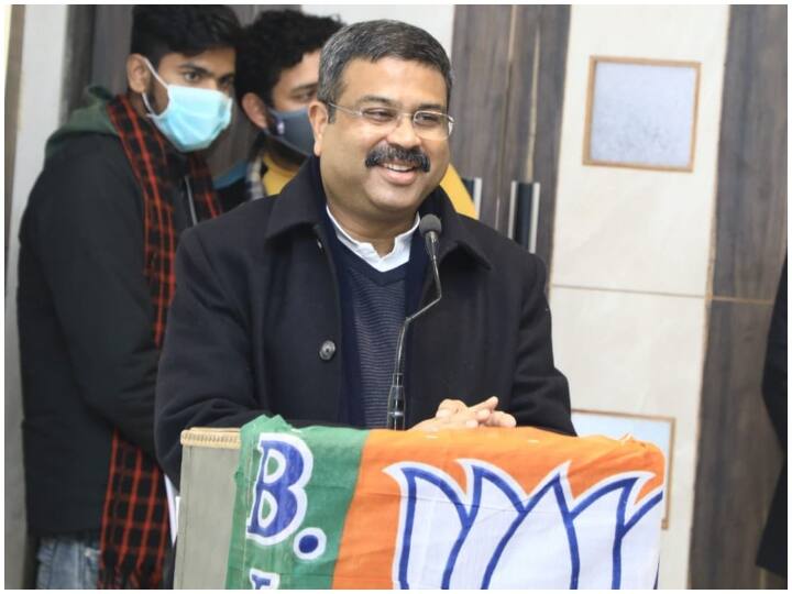 UP Assembly Election 2022 UP BJP Election In charge Dharmendra Pradhan attend meeting in Mathura ANN UP Election 2022 : उत्तर प्रदेश के चुनाव प्रभारी धर्मेंद्र प्रधान ने मथुरा में ली बैठक, श्रीकांत शर्मा ने विपक्ष पर लगाया गुंडों को संरक्षण देने का आरोप