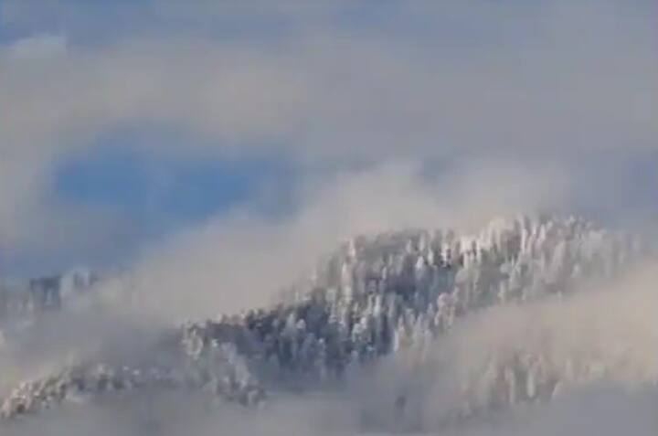 ਕਸ਼ਮੀਰ ਘਾਟੀ ਦੇ ਕਈ ਇਲਾਕਿਆਂ 'ਚ ਐਤਵਾਰ ਨੂੰ ਤਾਜ਼ਾ ਬਰਫਬਾਰੀ ਹੋਈ ਜਦਕਿ ਹੋਰ ਇਲਾਕਿਆਂ 'ਚ ਬਾਰਿਸ਼ ਦਰਜ ਕੀਤੀ ਗਈ। ਇਸ ਕਾਰਨ ਘਾਟੀ ਦੇ ਕਈ ਇਲਾਕਿਆਂ ਵਿੱਚ ਘੱਟੋ-ਘੱਟ ਤਾਪਮਾਨ ਹੇਠਾਂ ਆ ਗਿਆ ਹੈ। ਇਸ ਦੇ ਨਾਲ ਹੀ ਤਾਜ਼ਾ ਬਰਫ਼ਬਾਰੀ ਕਾਰਨ ਸ੍ਰੀਨਗਰ-ਜੰਮੂ ਹਾਈਵੇਅ ਨੂੰ ਬੰਦ ਕਰ ਦਿੱਤਾ ਗਿਆ ਹੈ ਅਤੇ ਖ਼ਰਾਬ ਮੌਸਮ ਕਾਰਨ ਵੈਸ਼ਨੋ ਦੇਵੀ ਧਾਮ ਨੂੰ ਜਾਣ ਵਾਲੀ ਹੈਲੀਕਾਪਟਰ ਸੇਵਾ ਨੂੰ ਮੁਅੱਤਲ ਕਰ ਦਿੱਤਾ ਗਿਆ ਹੈ।