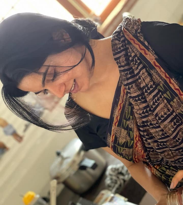 சகியே நீயாரடி கை தீண்டும் பௌர்ணமி கொஞ்சம் நில்லு