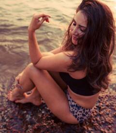 બહામાસમાં Kim Sharmaએ ઉજવ્યો જન્મદિવસ, બિકિનીમાં આપ્યા પોઝ