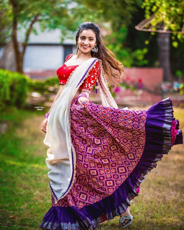 అందుకే మంచి అవకాశాల కోసం ఎదురుచూస్తోంది. అందమైన ఫోటోలను ఎప్పటికప్పుడు ఇన్ స్టాలో పోస్టు చేస్తూ అభిమానులను పెంచుకుంటోంది. -Image credit:Deepikapilli/Instagram