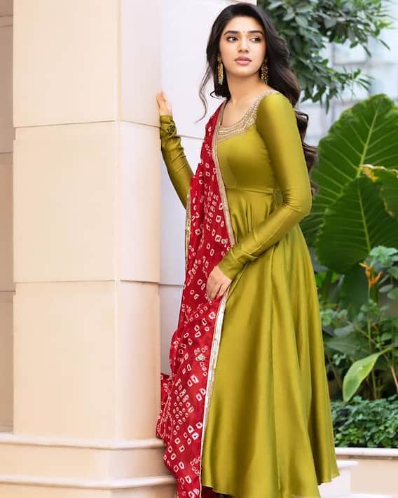 Krithi Shetty: బేబమ్మ అందం.. రోజురోజుకి పెరిగిపోతుందే..