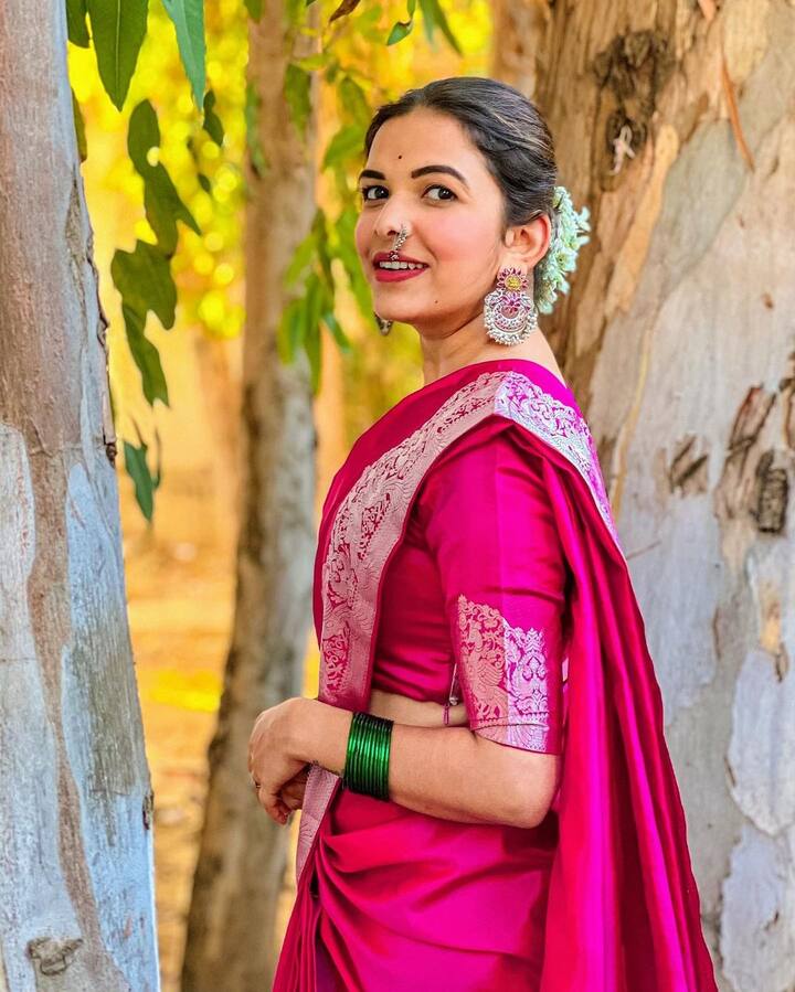 या फोटोमध्ये मितालीचा ट्रेडिशनल लूक नेटकऱ्यांचं लक्ष वेधून घेतोय. (all photo:mitalimayekar/ig)