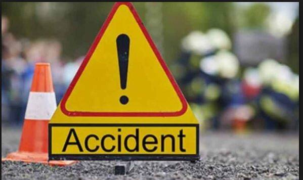 Two youths killed in a Road Accident on Sri Muktsar Sahib-Bathinda road today ਬੇਕਾਬੂ ਕਾਰ ਸੜਕ ਕਿਨਾਰੇ ਬਣੇ ਬੱਸ ਸਟੈਂਡ ਨਾਲ ਟਕਰਾਈ ,2 ਨੌਜਵਾਨਾਂ ਦੀ ਮੌਤ, ਇੱਕ ਗੰਭੀਰ ਜ਼ਖਮੀ