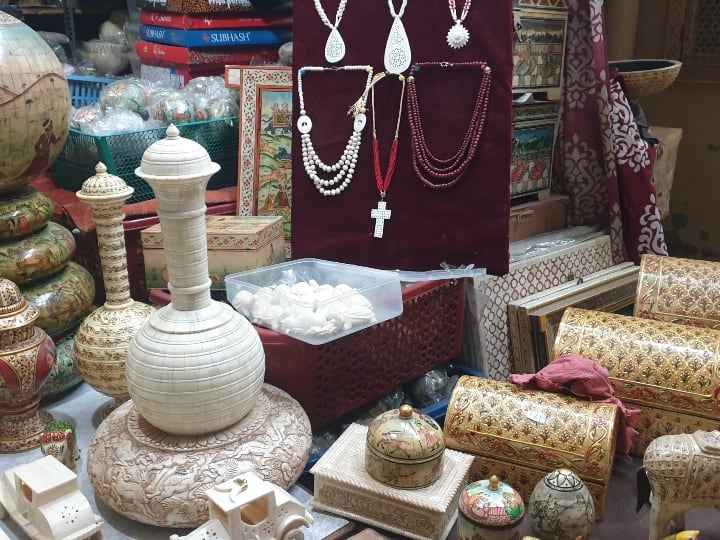 Jodhpur News: मिलिये कमल किशोर सोनी से, जानें कैसे तैयार करते हैं हाथी दांत के सब्सीट्यूट से 'बेशकीमती' ज्वेलरी? Jodhpur Kamal Kishore Soni makes jewellery and items from ivory substitute ANN Jodhpur News: मिलिये कमल किशोर सोनी से, जानें कैसे तैयार करते हैं हाथी दांत के सब्सीट्यूट से 'बेशकीमती' ज्वेलरी?