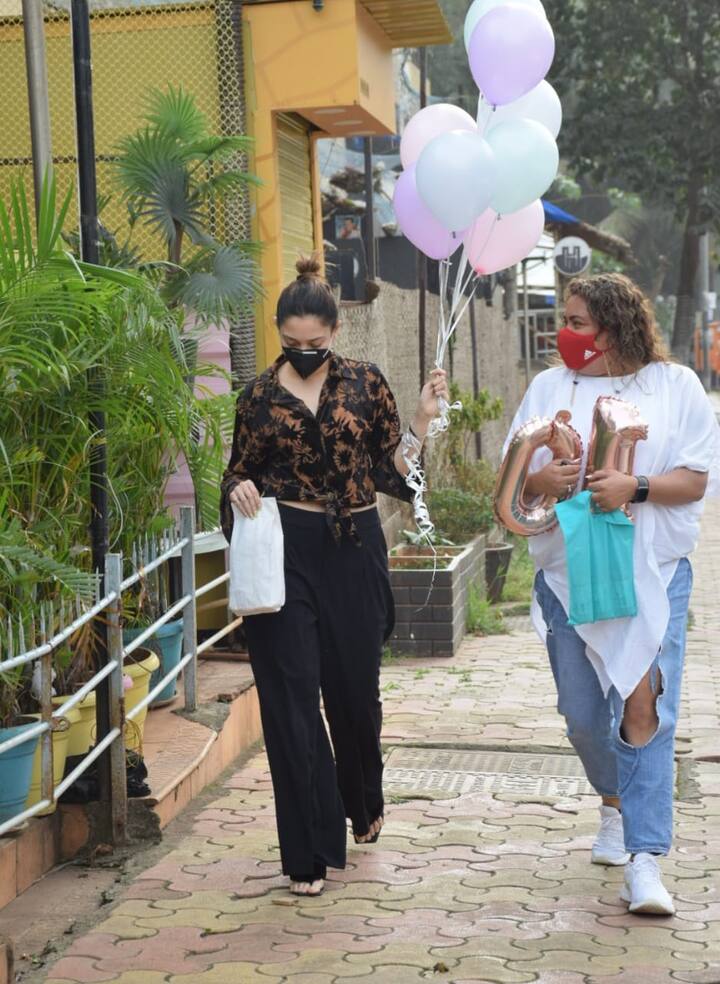 बर्थडे सेलिब्रेशन के लिए तमन्ना भाटिया ढेर सारे बलून्स लिए मुंबई की सड़क पर नज़र आईं.