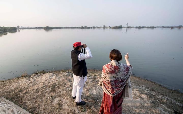 अखिलेश यादव के पत्नी हैं डिंपल यादव. डिंपल यादव भी राजनीति में हैं. वह दो बार लोकसभा सांसद रही हैं. 2019 में कन्नौज सीट से उन्हें हार का समान करना पड़ा था.
