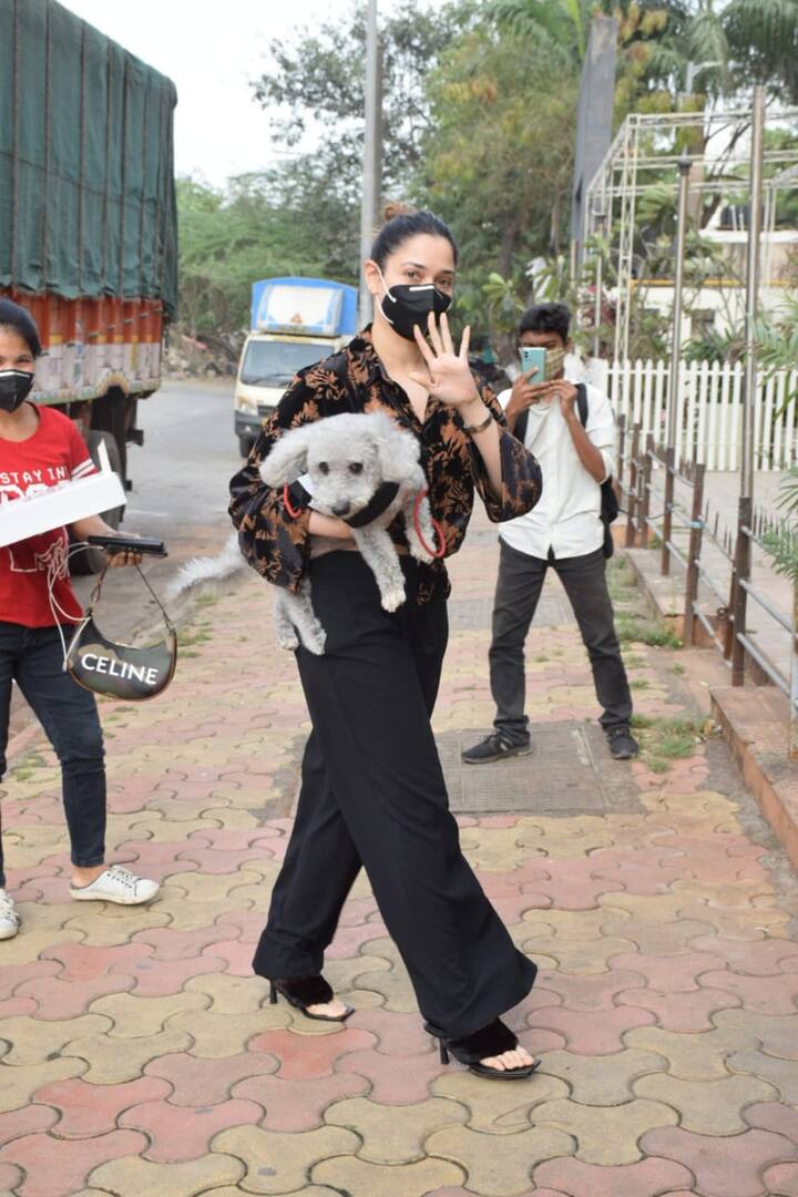 जाते-जाते तमन्ना ने मीडिया को कई पोसेस भी दिए, उनका ये स्वीट बिहेवियर फैंस को बेहद प्यारा लगता है.
