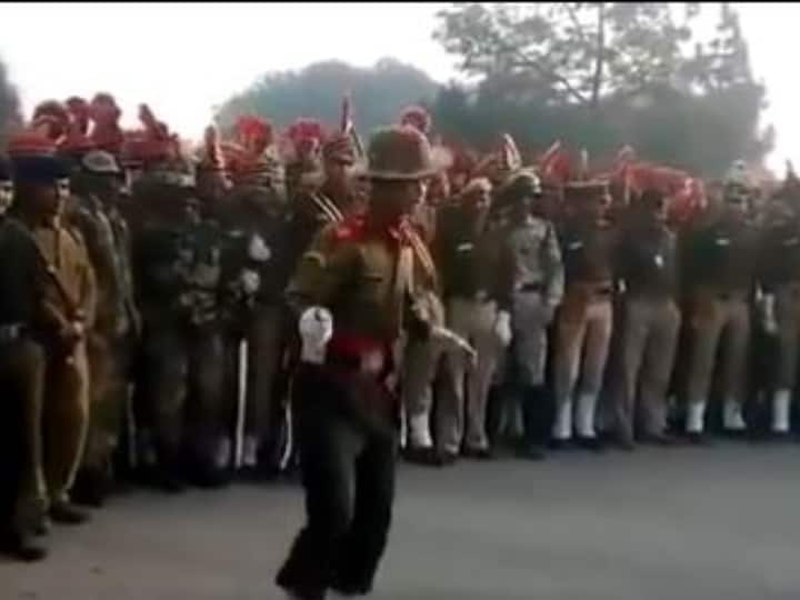 Gorkha Rifles regiment Army jawan Khukuri dance video viral Trending Video Trending Video: सेना के जवान ने खुखरी के साथ किया ऐसा डांस कि वीडियो हो गया वायरल, यूजर्स कह उठे- वाह!
