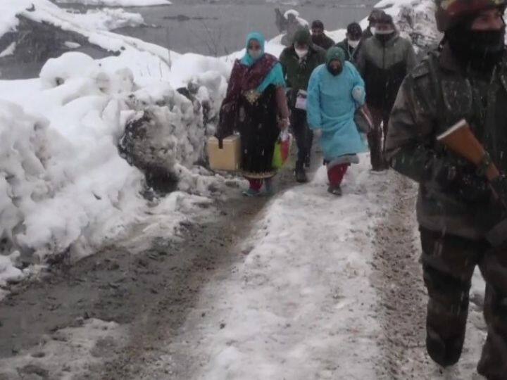 जम्मू काश्मीरच्या आरोग्य विभागाच्या कर्मचाऱ्यांनी लष्कराच्या जवानांच्या मदतीने बर्फवृष्टी असतानाही शनिवारी बारामुल्लाच्या बोनियार येथे नियंत्रण रेषेजवळील गावांमधील नागरिकांचे लसीकरण केले.