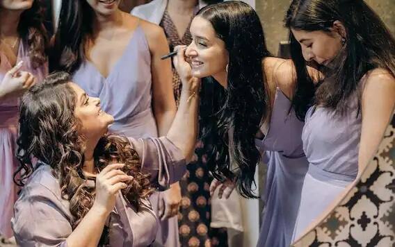 সদ্যই ছিল বলিউড অভিনেত্রী শ্রদ্ধা কপূরের মেকআপ আর্টিস্ট শ্রদ্ধা নাইকের বিয়ে। আর মেকআপ আর্টিস্টের বিয়েতে কর্মকর্তার ভূমিকায় দেখা গেল অভিনেত্রীকে।