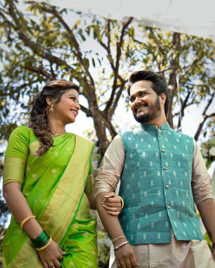 रोहित आणि जुईली हे एकमेकांना अनेक वर्षांपासून डेट करत होते. अनेकदा सोशल मीडियावर एकमेकांसोबतचे फोटो शेअर करुन त्यांनी प्रेमाची जाहीर कबुलीदेखील दिली होती.